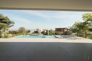 Casa à Venda no Fazenda Kurumin | 4 Suítes, Vista Livre e Piscina com Borda Infinita