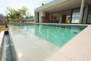 Casa à Venda no Fazenda Kurumin | 4 Suítes, Vista Livre e Piscina com Borda Infinita