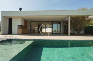 Casa à Venda no Fazenda Kurumin | 4 Suítes, Vista Livre e Piscina com Borda Infinita