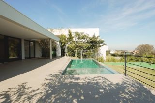 Casa à Venda no Fazenda Kurumin | 4 Suítes, Vista Livre e Piscina com Borda Infinita