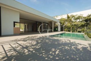 Casa à Venda no Fazenda Kurumin | 4 Suítes, Vista Livre e Piscina com Borda Infinita