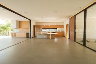 Casa à Venda no Fazenda Kurumin | 4 Suítes, Vista Livre e Piscina com Borda Infinita