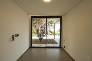 Casa à Venda no Fazenda Kurumin | 4 Suítes, Vista Livre e Piscina com Borda Infinita