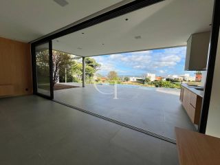 Casa à Venda no Fazenda Kurumin | 4 Suítes, Vista Livre e Piscina com Borda Infinita