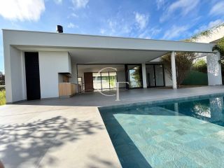 Casa à Venda no Fazenda Kurumin | 4 Suítes, Vista Livre e Piscina com Borda Infinita