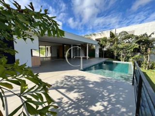 Casa à Venda no Fazenda Kurumin | 4 Suítes, Vista Livre e Piscina com Borda Infinita
