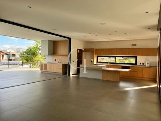 Casa à Venda no Fazenda Kurumin | 4 Suítes, Vista Livre e Piscina com Borda Infinita