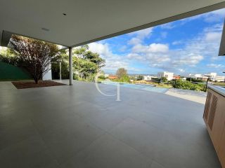 Casa à Venda no Fazenda Kurumin | 4 Suítes, Vista Livre e Piscina com Borda Infinita