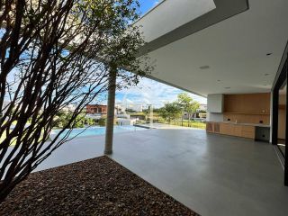Casa à Venda no Fazenda Kurumin | 4 Suítes, Vista Livre e Piscina com Borda Infinita