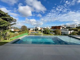Casa à Venda no Fazenda Kurumin | 4 Suítes, Vista Livre e Piscina com Borda Infinita