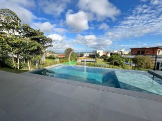 Casa à Venda no Fazenda Kurumin | 4 Suítes, Vista Livre e Piscina com Borda Infinita