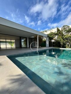 Casa à Venda no Fazenda Kurumin | 4 Suítes, Vista Livre e Piscina com Borda Infinita