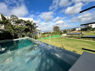 Casa à Venda no Fazenda Kurumin | 4 Suítes, Vista Livre e Piscina com Borda Infinita