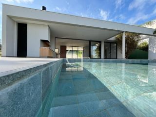 Casa à Venda no Fazenda Kurumin | 4 Suítes, Vista Livre e Piscina com Borda Infinita