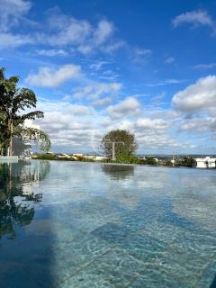 Casa à Venda no Fazenda Kurumin | 4 Suítes, Vista Livre e Piscina com Borda Infinita