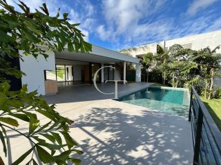 Casa à Venda no Fazenda Kurumin | 4 Suítes, Vista Livre e Piscina com Borda Infinita