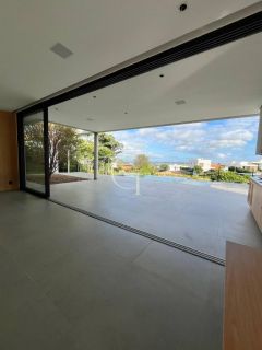 Casa à Venda no Fazenda Kurumin | 4 Suítes, Vista Livre e Piscina com Borda Infinita