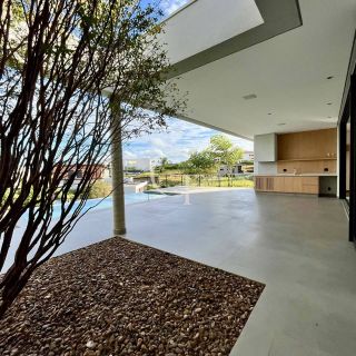 Casa à Venda no Fazenda Kurumin | 4 Suítes, Vista Livre e Piscina com Borda Infinita
