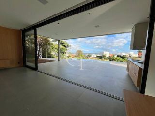 Casa à Venda no Fazenda Kurumin | 4 Suítes, Vista Livre e Piscina com Borda Infinita