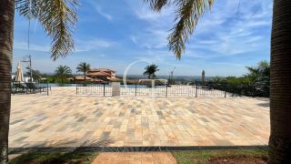 Casa à Venda no Fazenda Kurumin | 4 Suítes, Vista Livre e Piscina com Borda Infinita