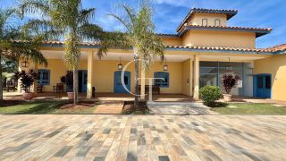Casa à Venda no Fazenda Kurumin | 4 Suítes, Vista Livre e Piscina com Borda Infinita