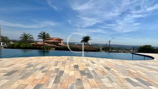 Casa à Venda no Fazenda Kurumin | 4 Suítes, Vista Livre e Piscina com Borda Infinita