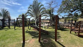 Casa à Venda no Fazenda Kurumin | 4 Suítes, Vista Livre e Piscina com Borda Infinita