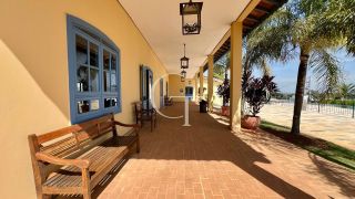 Casa à Venda no Fazenda Kurumin | 4 Suítes, Vista Livre e Piscina com Borda Infinita