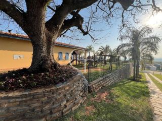 Casa à Venda no Fazenda Kurumin | 4 Suítes, Vista Livre e Piscina com Borda Infinita