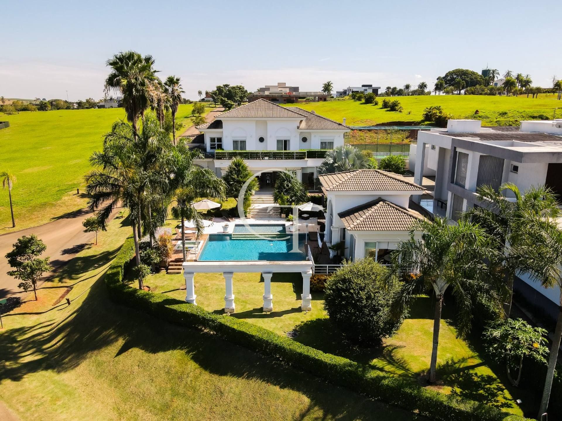 Mansão de esquina com vista privilegiada para o lago no Condomínio Fazenda Alvorada- Porto Feliz