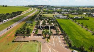 Mansão de esquina com vista privilegiada para o lago no Condomínio Fazenda Alvorada- Porto Feliz