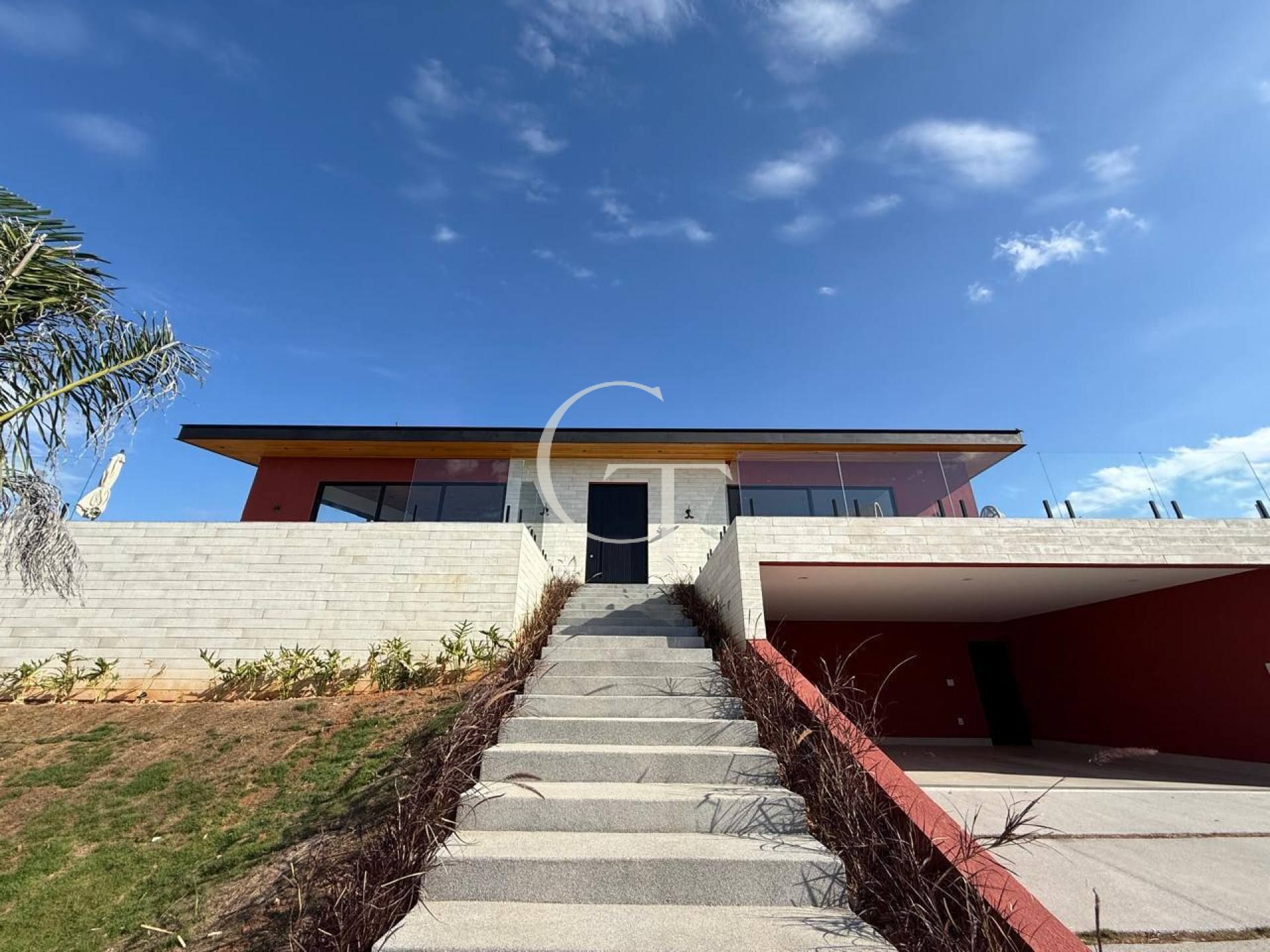 Casa mobiliada à venda no Condomínio Campos de Santo Antônio II – Vista para área verde e alto padrão em cada detalhe