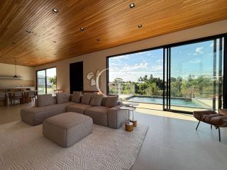 Casa mobiliada à venda no Condomínio Campos de Santo Antônio II – Vista para área verde e alto padrão em cada detalhe