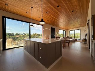 Casa mobiliada à venda no Condomínio Campos de Santo Antônio II – Vista para área verde e alto padrão em cada detalhe