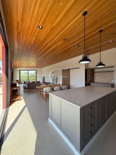 Casa mobiliada à venda no Condomínio Campos de Santo Antônio II – Vista para área verde e alto padrão em cada detalhe