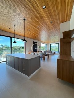 Casa mobiliada à venda no Condomínio Campos de Santo Antônio II – Vista para área verde e alto padrão em cada detalhe