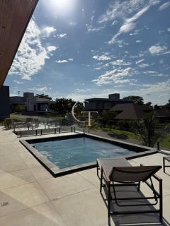 Casa mobiliada à venda no Condomínio Campos de Santo Antônio II – Vista para área verde e alto padrão em cada detalhe