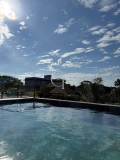 Casa mobiliada à venda no Condomínio Campos de Santo Antônio II – Vista para área verde e alto padrão em cada detalhe