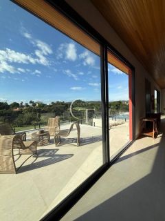 Casa mobiliada à venda no Condomínio Campos de Santo Antônio II – Vista para área verde e alto padrão em cada detalhe
