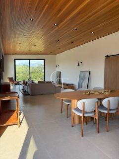 Casa mobiliada à venda no Condomínio Campos de Santo Antônio II – Vista para área verde e alto padrão em cada detalhe