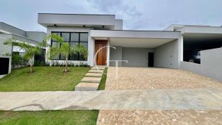 Casa Nova e Sofisticada com 3 Suítes e Piscina no Condomínio Saint Paul á Venda
