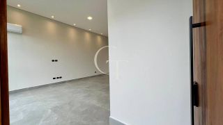 Casa Nova e Sofisticada com 3 Suítes e Piscina no Condomínio Saint Paul á Venda