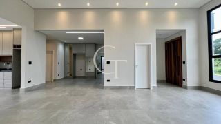 Casa Nova e Sofisticada com 3 Suítes e Piscina no Condomínio Saint Paul á Venda