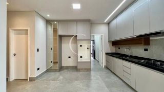 Casa Nova e Sofisticada com 3 Suítes e Piscina no Condomínio Saint Paul á Venda