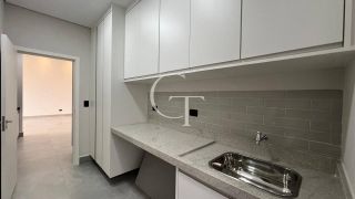 Casa Nova e Sofisticada com 3 Suítes e Piscina no Condomínio Saint Paul á Venda