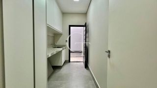 Casa Nova e Sofisticada com 3 Suítes e Piscina no Condomínio Saint Paul á Venda