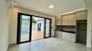 Casa Nova e Sofisticada com 3 Suítes e Piscina no Condomínio Saint Paul á Venda