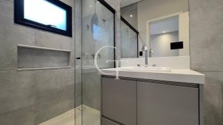 Casa Nova e Sofisticada com 3 Suítes e Piscina no Condomínio Saint Paul á Venda