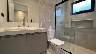 Casa Nova e Sofisticada com 3 Suítes e Piscina no Condomínio Saint Paul á Venda