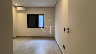 Casa Nova e Sofisticada com 3 Suítes e Piscina no Condomínio Saint Paul á Venda